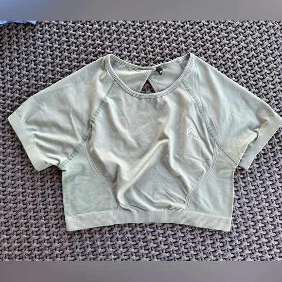 Oner Active Tops - EFFORTLESS SEAMLESS SHORT SLEEVE CROP TOP
M size 
Sage Color
